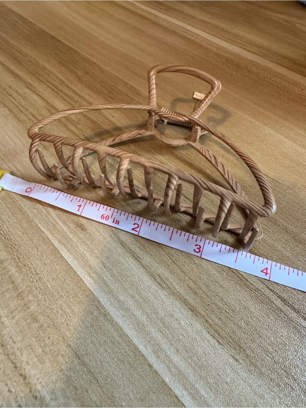 Wood claw clip